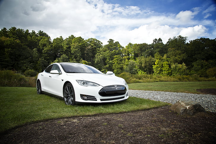 Witte Tesla, model S.
